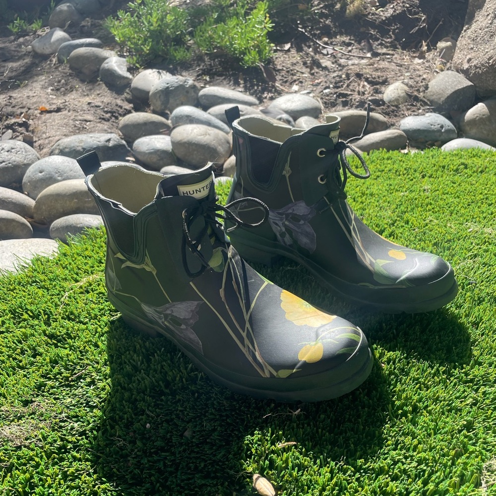 🌸🌼Hunter RHS Floral Booties EUC Women’s Size 9 🌸 🌼